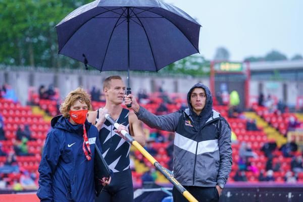 How the world's best vaulters have got each other covered | NEWS