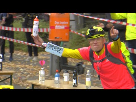 Best Of Kipchoge's Bottle Man, Claus-Henning Schulke at the 2022 Berlin WR Marathon