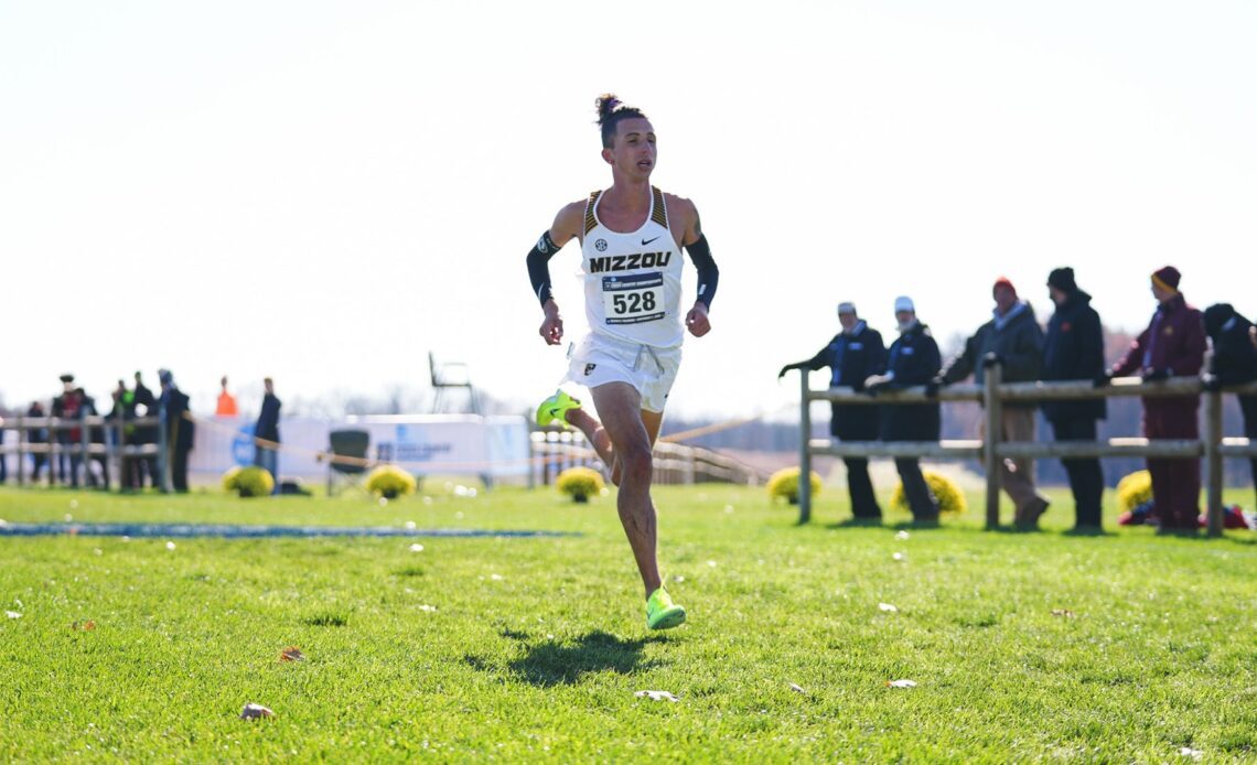 Hanson Leads Cross Country In The NCAA Midwest Regional Championships
