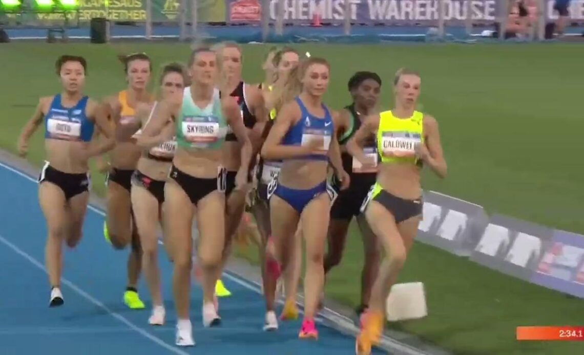 Jessica Hull And Abbey Caldwell BATTLE Down The Homestretch In Melbourne 1500m