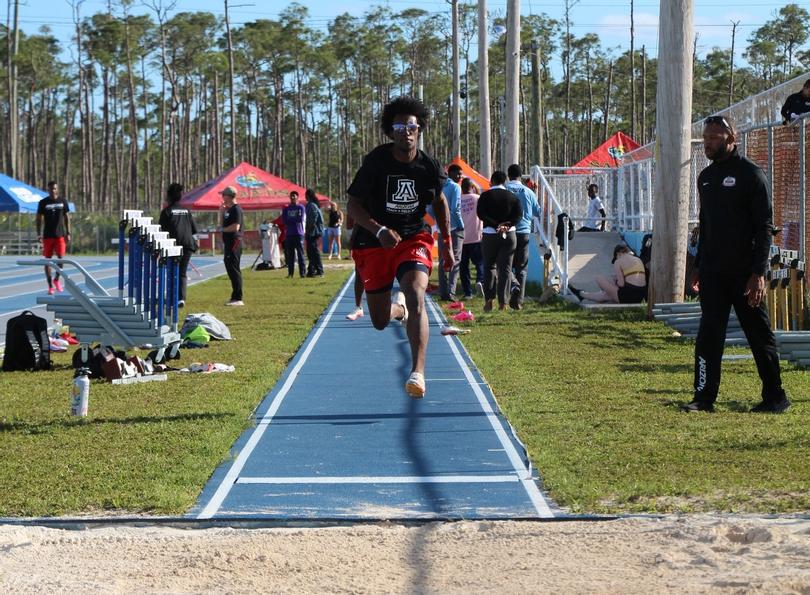 Men Place Second, Women Finish Third at Island Relays
