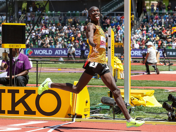 Bekele meets Cheptegei, the man who took away his world records, in Valencia