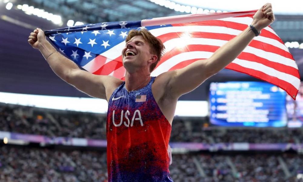 News - Hunter Woodhall Revels In His Gold Medal Moment With 400-Meter Victory at Paralympics