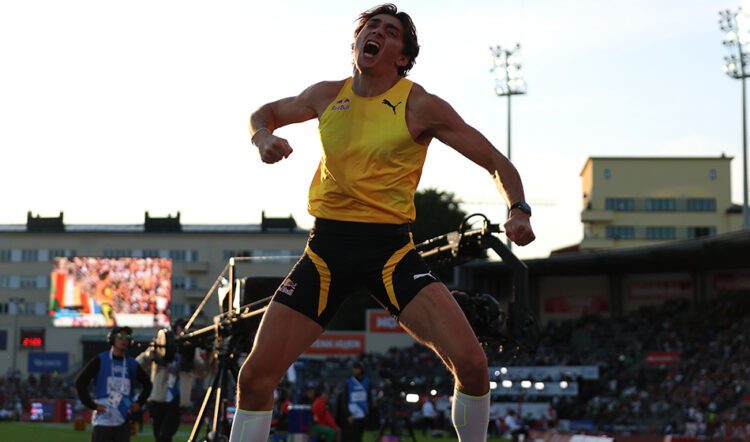 Record-breaking Warholm back to his best